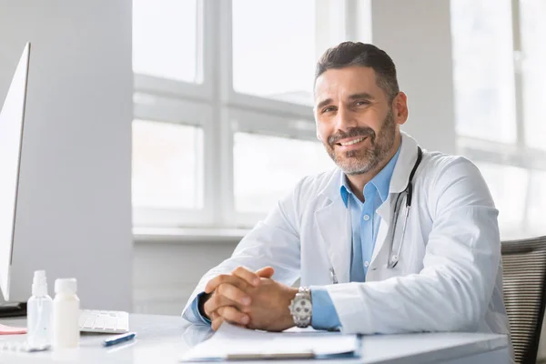 Portret Van Vriendelijke Mannelijke Dokter Van Middelbare Leeftijd Die Medische — Stockfoto