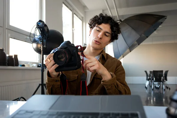Avrupalı Erkek Fotoğrafçı Stüdyoda Dizüstü Bilgisayarla Çalışırken Modern Fotoğraf Makinesi — Stok fotoğraf