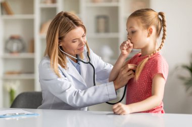 Steteskoplu Pediyatrist Bayan, muayene sırasında öksüren küçük kızın akciğerlerini dinliyor, Profesyonel Pediatrist Doktor Kadın Hasta Çocuk Sağlık Durumu, Yakın çekim