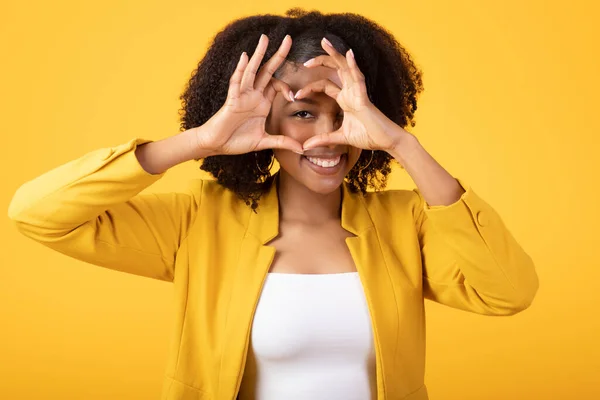 Muito Jovem Senhora Negra Mostrando Gesto Forma Coração Lado Olho — Fotografia de Stock