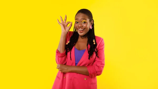 Approval Style Positive African American Woman Gesturing Okay Standing Yellow — Stock Photo, Image