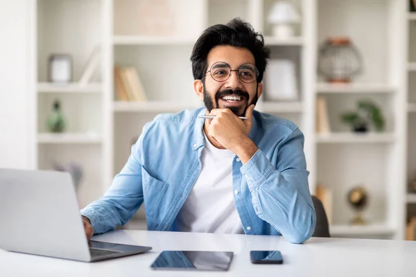 Hayalperest Hintli Serbest Çalışan Adam Ofisteki Masada Oturuyor Gülümsüyor Doğulu — Stok fotoğraf
