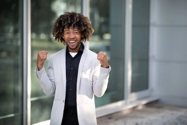 Ευτυχισμένος Επιτυχημένος Μαύρος Μεσήλικας Επιχειρηματίας Που Γιορτάζει Νίκη Σφιγμένες Γροθιές — Φωτογραφία Αρχείου