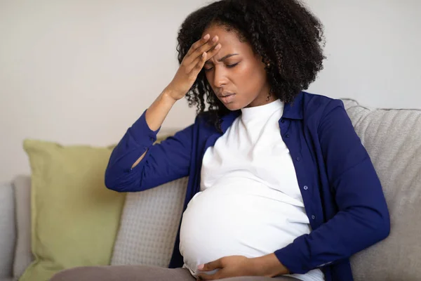 Ongelukkige Duizendjarige Afro Amerikaanse Zwangere Dame Met Grote Buik Last — Stockfoto