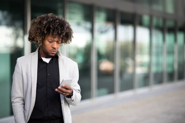 Σοβαρό Μαύρο Μεσήλικα Αφεντικό Κοστούμι Επιχείρησης Στέκεται Έξω Από Κτίριο — Φωτογραφία Αρχείου