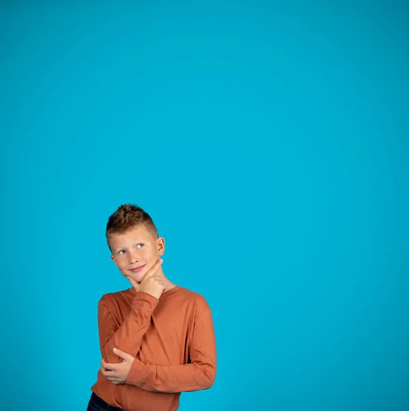 Snyggt Erbjudande Pensiv Vit Pojke Tittar Upp Kopiera Utrymme Blå — Stockfoto