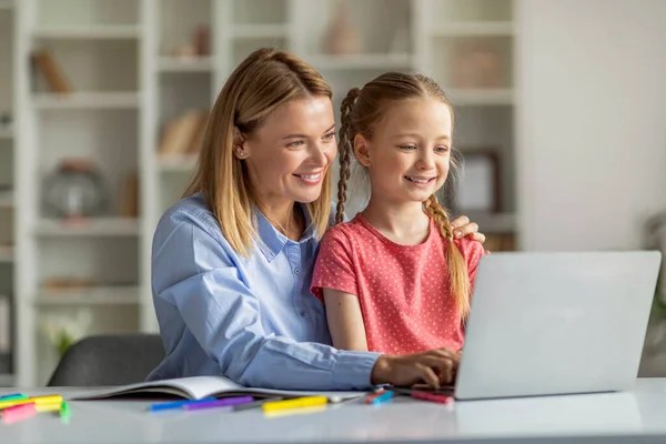 Online Education Smiling Mother Her Little Daughter Using Laptop Together — Stock Photo, Image