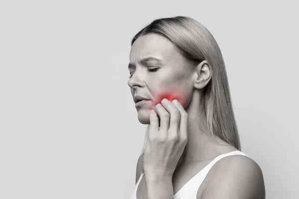 Πρόβλημα Δοντιών Οδοντιατρική Έννοια Κολάζ Αναστατωμένη Μεσήλικη Γυναίκα Που Υποφέρει — Φωτογραφία Αρχείου
