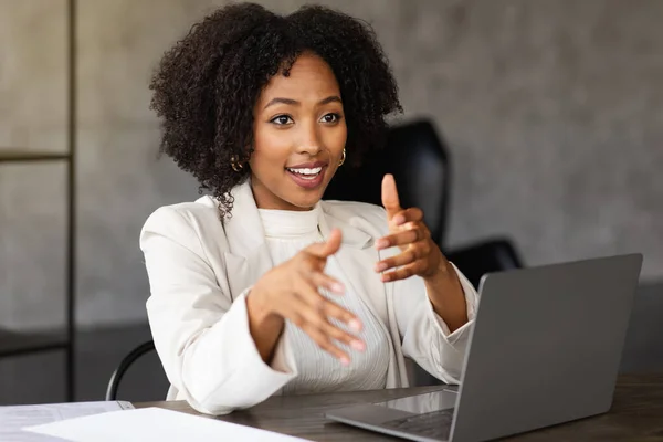 Πορτρέτο Του Χαρούμενα Όμορφη Νεαρή Μαύρη Επιχειρηματίας Κάθεται Στο Γραφείο — Φωτογραφία Αρχείου
