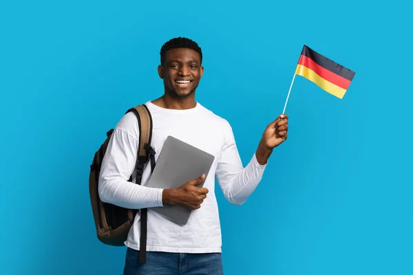 Lächelnder Schöner Junger Schwarzer Mann Lässigem Outfit Mit Rucksack Student — Stockfoto