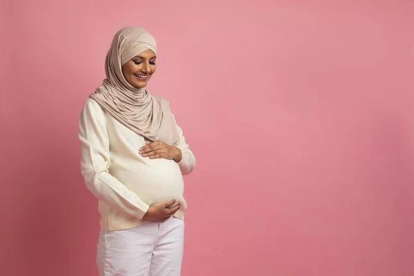 Krásná Těhotná Muslimka Dáma Hidžábu Objímající Její Velké Břicho Usmívající — Stock fotografie