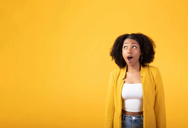 Amazed Young Black Lady Open Mouth Looking Free Space Isolated — Stock Photo, Image