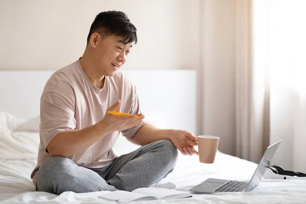 Vrolijke Knappe Aziatische Man Van Middelbare Leeftijd Die Een Pyjama — Stockfoto