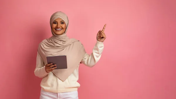 Oferta Online Mulher Muçulmana Feliz Segurando Tablet Digital Apontando Para — Fotografia de Stock
