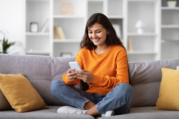 Gelukkig Aantrekkelijke Langharige Jonge Oosterse Vrouw Dragen Casual Outfit Zitten — Stockfoto