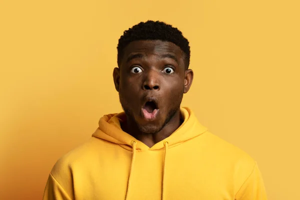 Menselijke Emoties Concept Emotioneel Geschokt Knappe Jonge Zwarte Man Draagt — Stockfoto