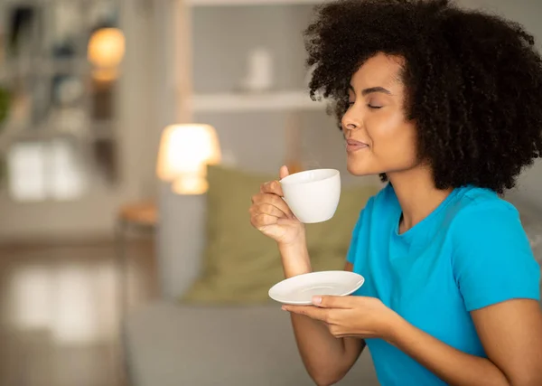 Pozitív Millenniumi Göndör Fekete Hölgy Tart Csésze Teát Élvezze Aromát — Stock Fotó