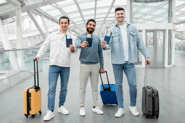 Business Travel Buddies Happy Young Men Travelers Posing Luggage Showing — Stock Photo, Image