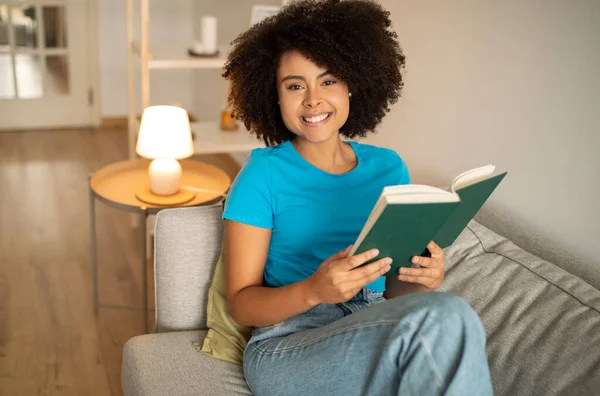 Χαλαρώστε Μόνο Σαββατοκύριακο Θετική Χιλιετή Σγουρά Μαύρο Κυρία Ανάγνωση Βιβλίο — Φωτογραφία Αρχείου