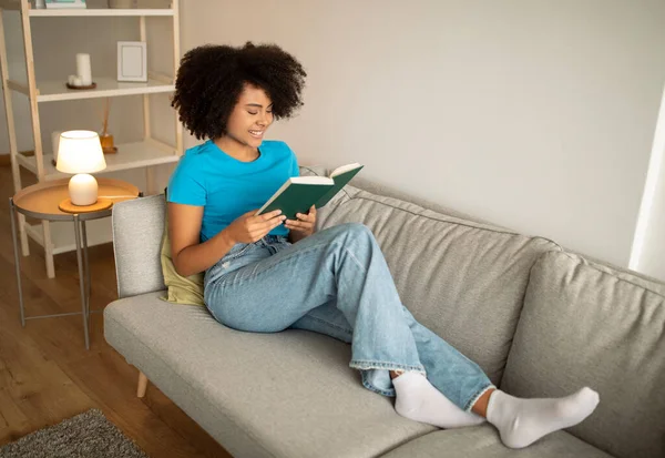Feliz Bonito Millennial Rizado Negro Mujer Leyendo Libro Disfrutar Del —  Fotos de Stock