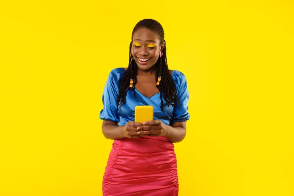 Mobil Technológia Stílusos Afro Amerikai Tartja Telefon Bevonása Internet Life — Stock Fotó