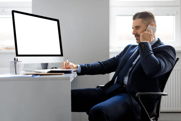Empreendedor Homem Feliz Ter Uma Conversa Celular Sentado Frente Computador — Fotografia de Stock