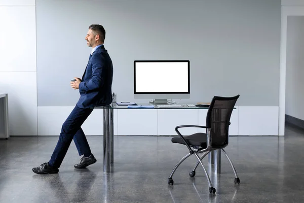 Erfolgreicher Geschäftsmann Formalbekleidung Sitzt Angelehnt Tisch Mit Leerer Computerbildschirm Attrappe — Stockfoto