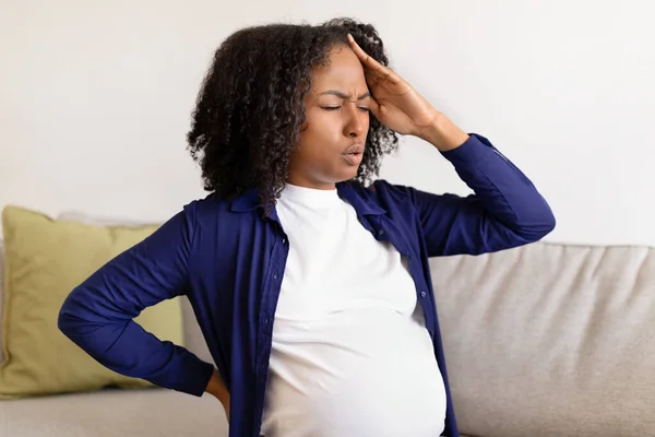 Droevige Wanhopige Duizendjarige Zwarte Zwangere Vrouw Met Grote Buik Last — Stockfoto