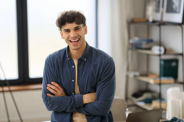 Orta Doğulu Mutlu Adamı Portresi Modern Ofiste Kameraya Gülümsüyor Tişört — Stok fotoğraf