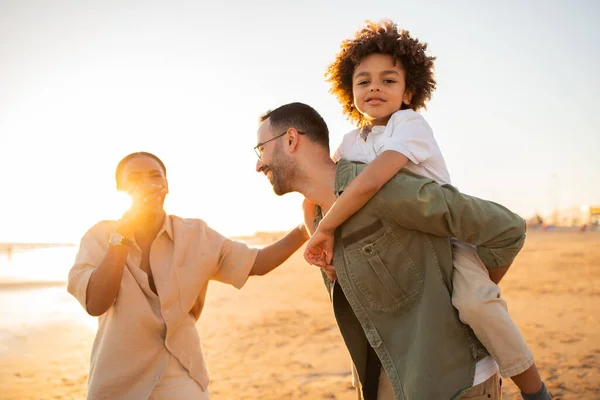 Familienabenteuer Strand Junge Eltern Spazieren Mit Sohn Meer Vater Huckepack — Stockfoto