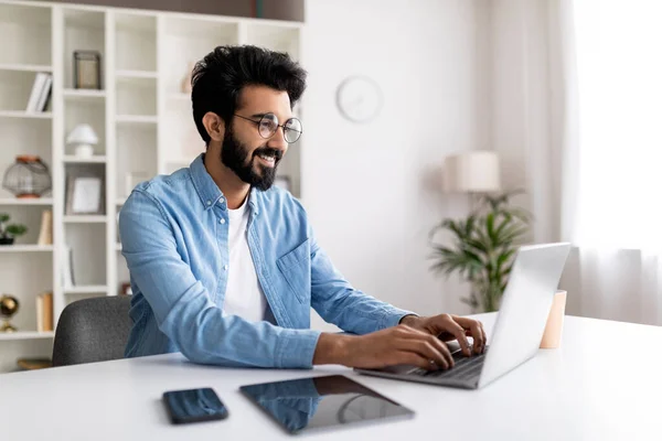 Millennial Indiase Freelancer Man Werkt Online Laptop Thuis Kantoor Oosterse — Stockfoto