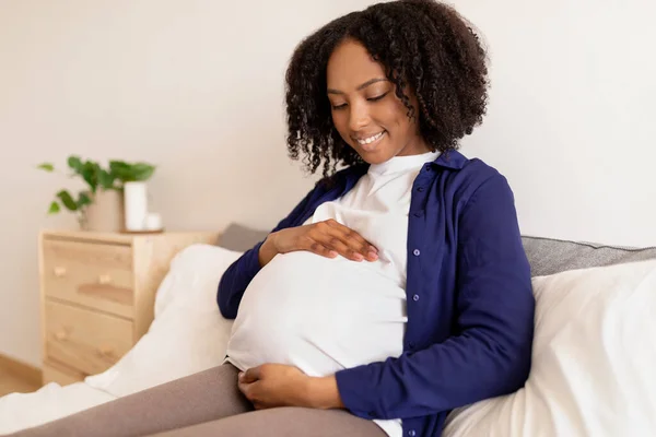 Vidám Göndör Millenniumi Fekete Háztartási Ruhák Nagy Hasa Élvezi Terhesség — Stock Fotó