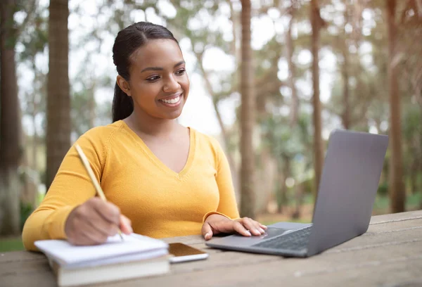 陽気なブラジルの大学生の女の子が宿題をしたり テストの準備をしたり ノートパソコンの屋外 無料のスペースで学びます 学生生活と近代教育の概念 — ストック写真