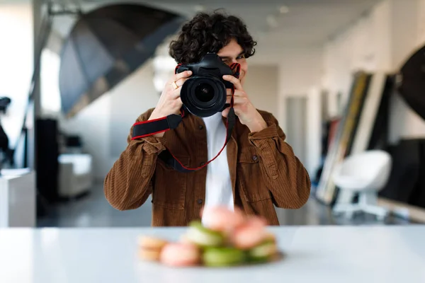 Männliche Food Und Content Fotograf Der Fotos Von Köstlichen Süßen — Stockfoto
