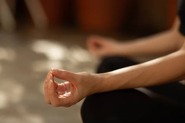 Hände Der Tausendjährigen Europäischen Sportlerin Sportbekleidung Die Yoga Meditation Atemübungen — Stockfoto