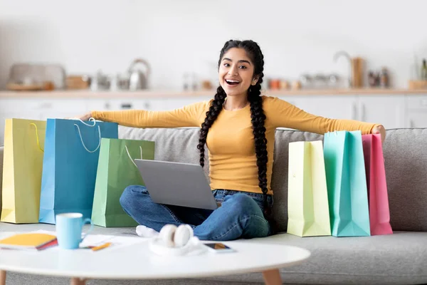 Büyük Satışlar Evde Dizüstü Bilgisayarla Alışveriş Yapan Mutlu Hintli Kadın — Stok fotoğraf