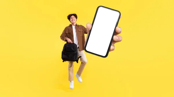 Vay Canına Heyecanlı Öğrenci Büyük Cep Telefonunu Boş Ekranla Gösteriyor — Stok fotoğraf