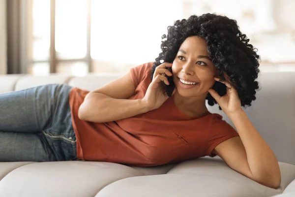 Mobiele Communicatie Mooie Zwarte Vrouw Praten Mobiele Telefoon Thuis Close — Stockfoto