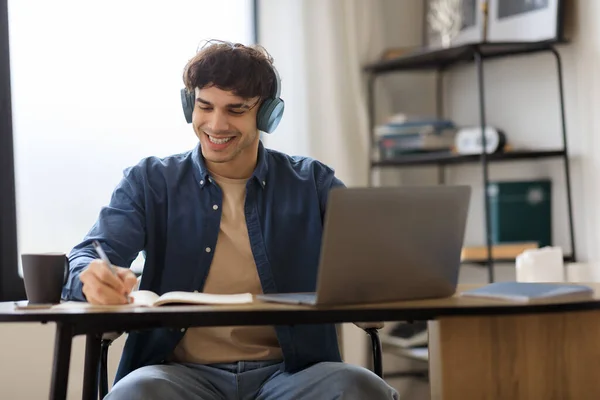 ノートパソコンで成功した中東の起業家の男は 机の屋内に座って電話をかけ オンラインで学び 働くノートを取ります Learningレジャーコンセプト — ストック写真