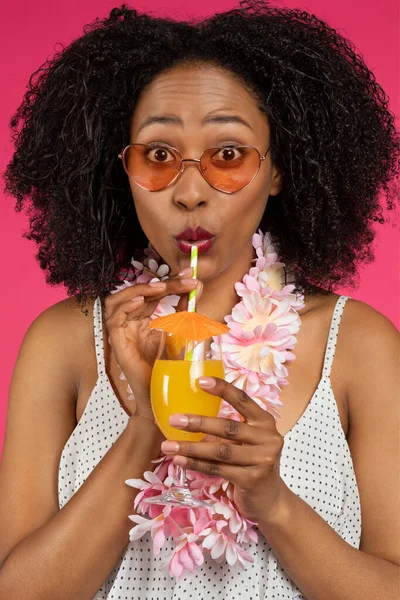 Cheerful Surprised Young Black Curly Lady Sunglasses Beads Drinks Tropical — Stock Photo, Image