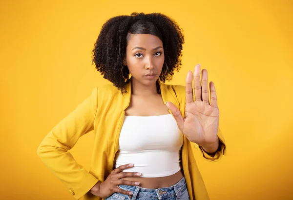Joven Mujer Afroamericana Haciendo Gesto Alto Mirando Cámara Con Expresión —  Fotos de Stock