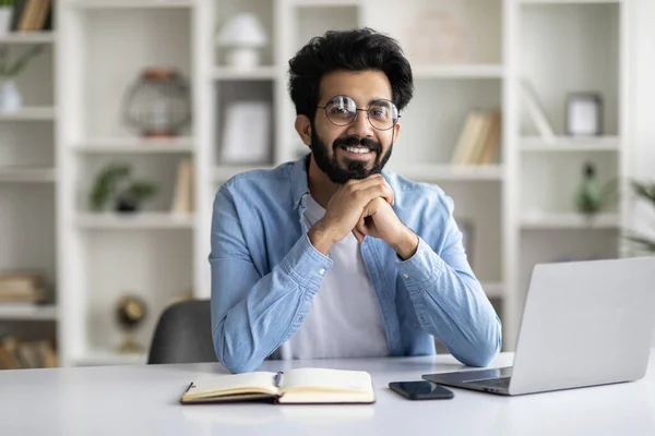 Moderner Freiberufler Glücklicher Indischer Millennial Mann Sitzt Mit Laptop Schreibtisch — Stockfoto
