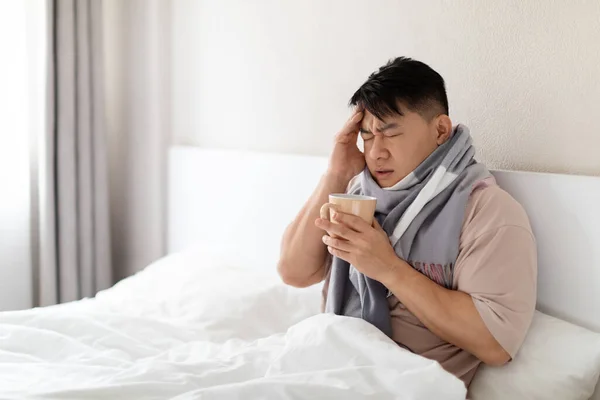 Enfermo Mediana Edad Hombre Asiático Con Pijama Bufanda Caliente Alrededor — Foto de Stock
