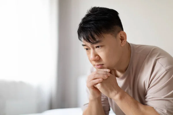 Крупный План Несчастного Депрессивного Взрослого Азиатского Мужчины Пижаме Сидящего Одиночестве — стоковое фото