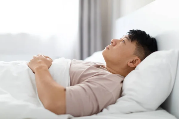 Frustrado Bonito Meia Idade Asiático Homem Deitado Cama Manhã Casa — Fotografia de Stock