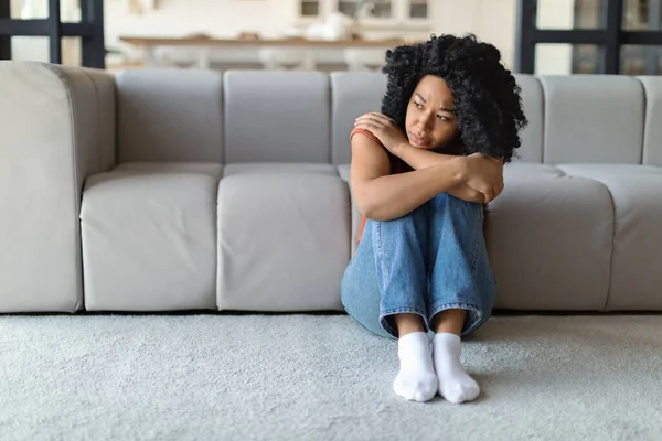 Depresión Estacional Mujer Negra Joven Trastornada Sentada Suelo Casa Mirando — Foto de Stock