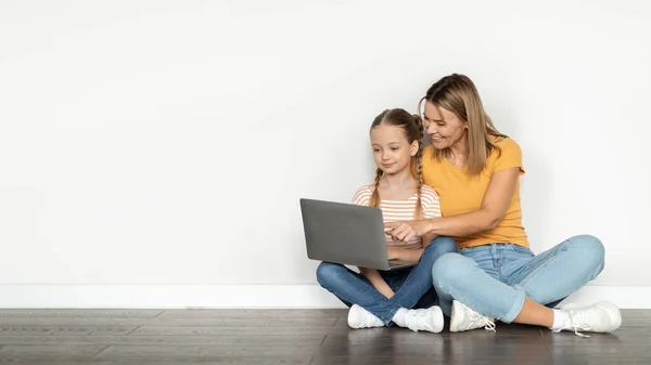 Smiling Mother Cute Little Daughter Using Laptop Together Home Happy — Stock Photo, Image