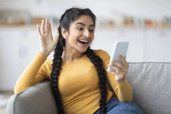 Portret Van Gelukkige Jonge Indiase Vrouw Maken Van Video Bellen — Stockfoto