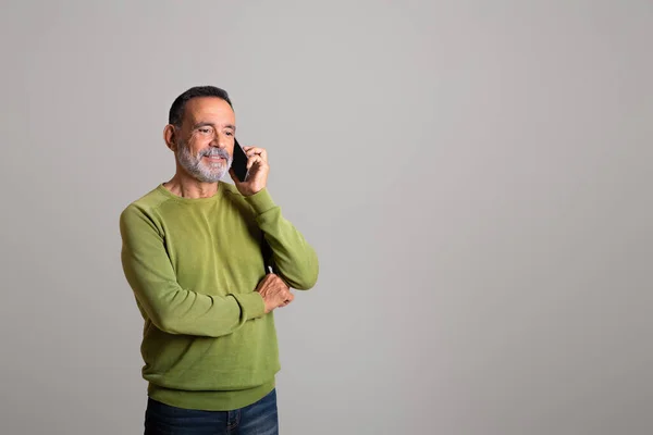 Leende Stilig Gammal Europeisk Man Samtal Smartphone Prata Isolerad Grå — Stockfoto