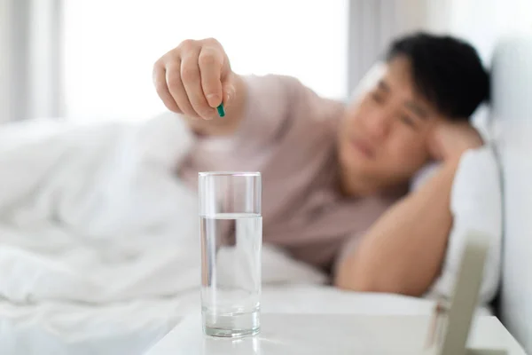 Selektivt Fokus Glas Vatten Sängen Sidobord Asiatisk Man Sätta Medicinering — Stockfoto